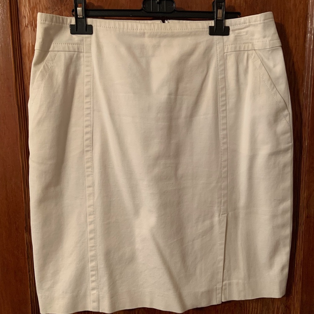 Escada pencil skirt in textured cream size 42 (US 10/12)